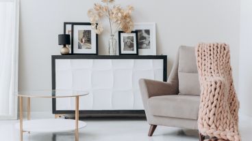 La combinación entre maderas y textiles es una de las favoritas