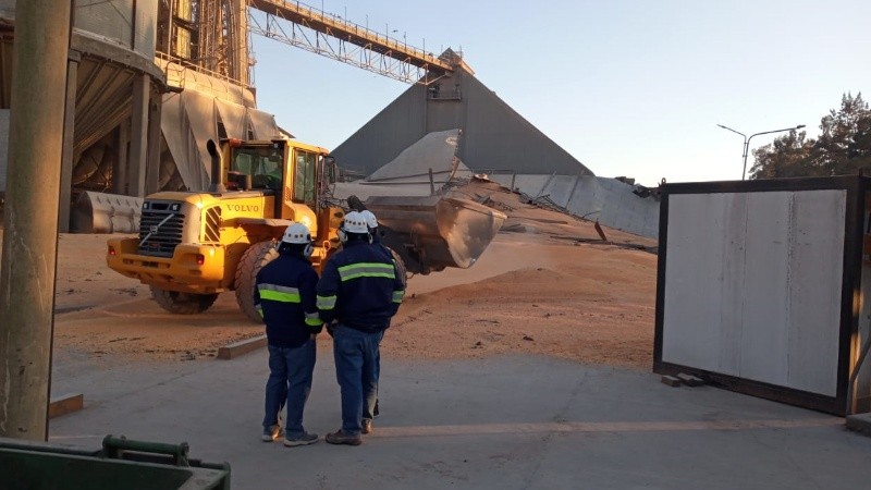 Se desplomó un silo de importantes dimensiones cuando salía un grupo de operarios.