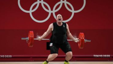 Hubbard, de 43 años, nació varón y compitió en categoría masculina antes de hacer la transición a mujer pasados los 30 años.