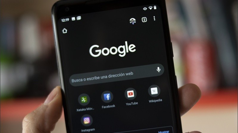 El estudio reveló que el ahorro de batería con los característicos tonos negros es menor cuando la pantalla tiene un brillo más bajo. 