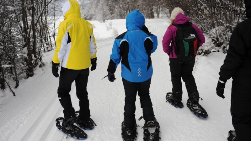 La caminata con raquetas es una de las más elegidas. Puede hacerse durante el día o la noche.