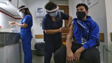 La aplicación de las dosis para adolescentes comenzó este martes en todo el país.