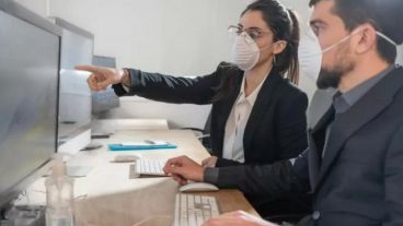 El texto de la ley resulta ambiguo y no establece obligaciones para los no vacunados ni una hoja de ruta para los empleadores.