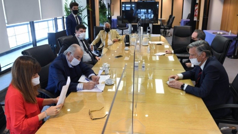 Los representantes gremiales firmando el nuevo acuerdo.