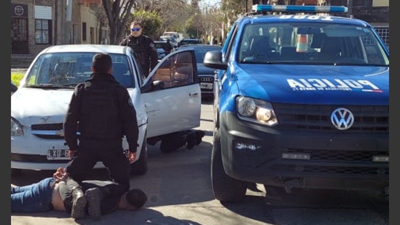 Los policías detuvieron a dos ladrones en Suipacha al 2800.