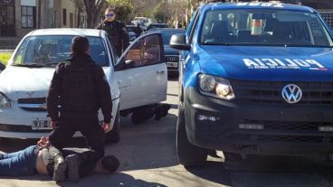 Los policías detuvieron a dos ladrones en Suipacha al 2800.
