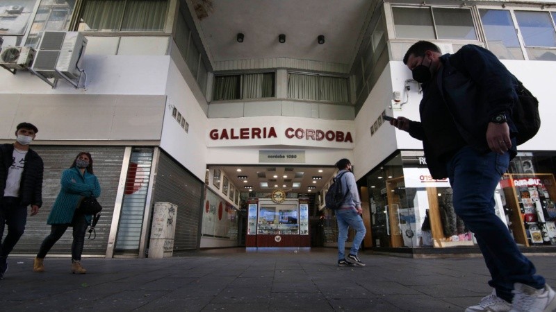 Reliquias escondidas en una galería en el centro de Rosario