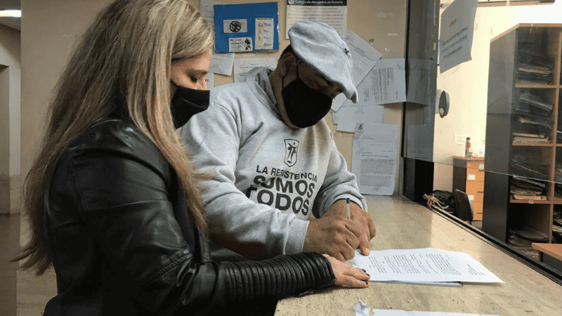 El tambero Oscar Licera firma el acuerdo en Tribunales.