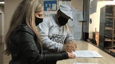 El tambero Oscar Licera firma el acuerdo en Tribunales.