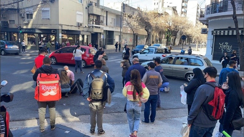 Atendían a los jóvenes en plena calle y había gran revuelo en el lugar
