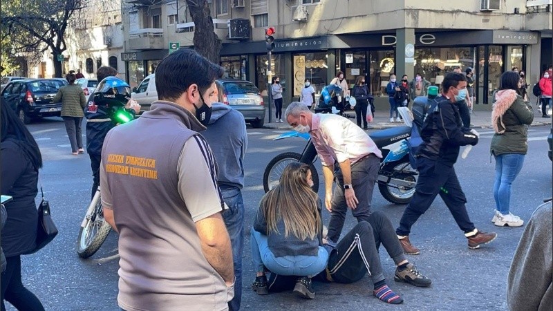 Atendían a los jóvenes en plena calle y había gran revuelo en el lugar