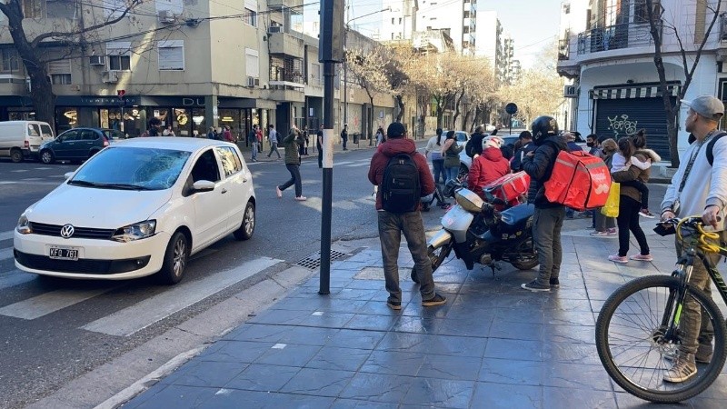 Atendían a los jóvenes en plena calle y había gran revuelo en el lugar