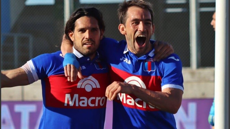 Los goleadores Magnín e Ijiel Protti festejan la clasificación de Tigre ante Independiente