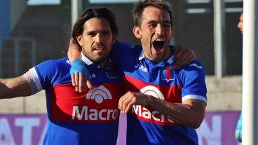 Los goleadores Magnín e Ijiel Protti festejan la clasificación de Tigre ante Independiente