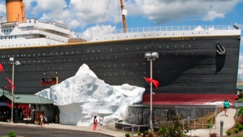 El museo del Titanic le permite a los visitantes meter las manos en el agua a dos grados bajo cero para sentir lo que los pasajeros experimentaron en el malogrado viaje del crucero.