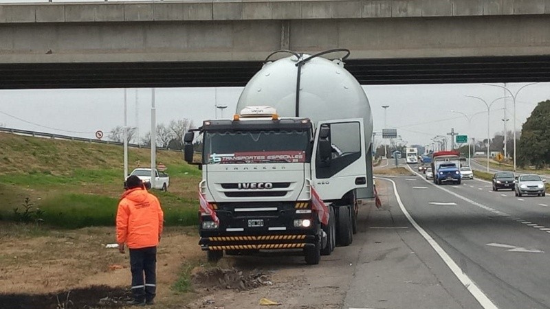 Así quedó el camión en plena autopista.