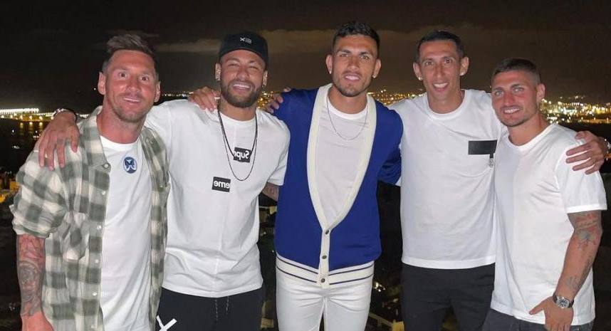 Lionel Messi posó hace algunos días con cuatro amigos que juegan en París.