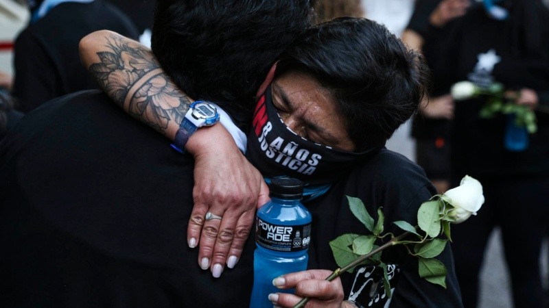 Abrazos y llanto en el octavo aniversario de la explosión.