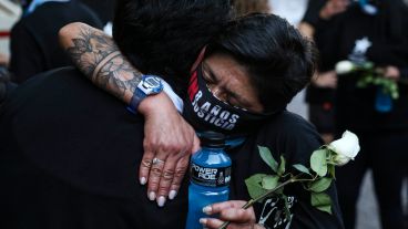 Abrazos y llanto en el octavo aniversario de la explosión.