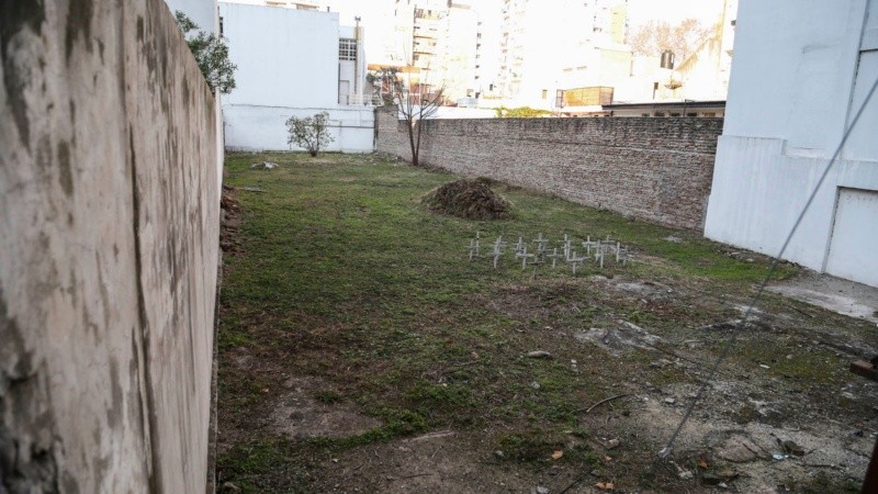 Así está en terreno de Salta 2141.