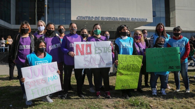 Fuera del Centro de Justica Penal un grupo de mujeres brindaba su apoyo a la víctima. 