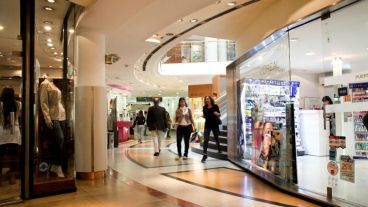 Bares, restaurantes y espacios de juegos dentro de shoppings siguen cerrados.