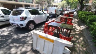 Mesas y autos, un espacio público dividido.