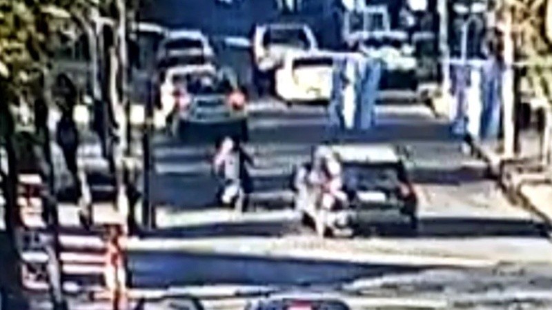 El hecho quedó captado por las cámaras de vigilancia.