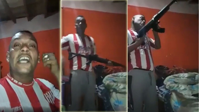 El hombre muestra en el video todo un arsenal que tiene en su casa