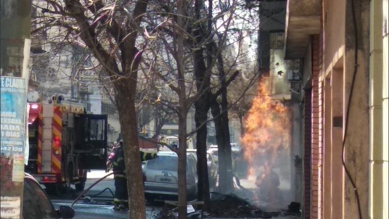 Una llama viva por el escape de gas en plena vereda. 