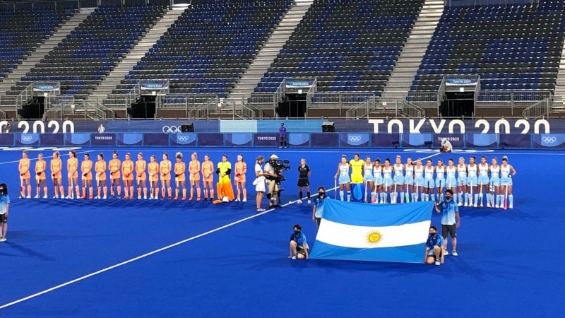 La bandera argentina y Las Leonas, que otra vez fueron las máximas exponente de Argentina en los Juegos