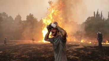 Los equipos de emergencia trabajan sin parar para apagar el fuego.