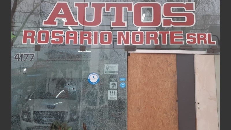 La vidriera quedó marcada por la violencia extrema en Rosario. 
