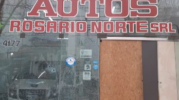 La vidriera quedó marcada por la violencia extrema en Rosario.