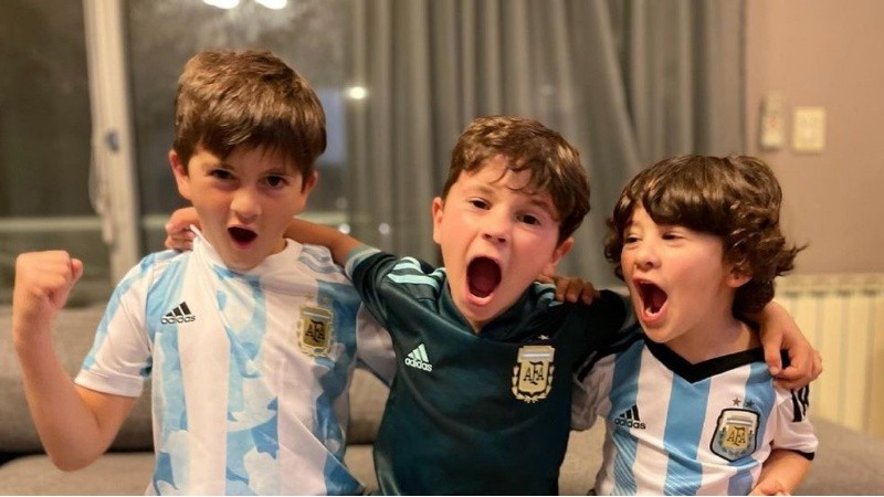Thiago, Mateo y Ciro festejan tras el triunfo de su papá en la Copa América.