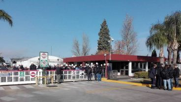 "Desde el martes vamos a estar frente al ingreso para visibilizar la situación", informaron.