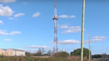 La antena que recibe los extraños ladrones, según el relato de vecinos.