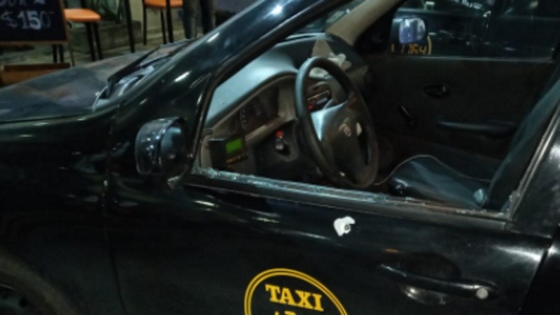 La marca del balazo en la puerta del vehículo. 