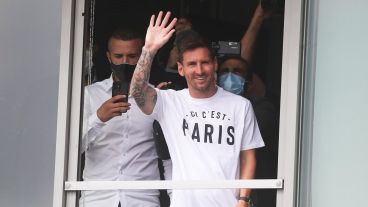 Messi con la camiseta que dice "París" en la capital francesa.
