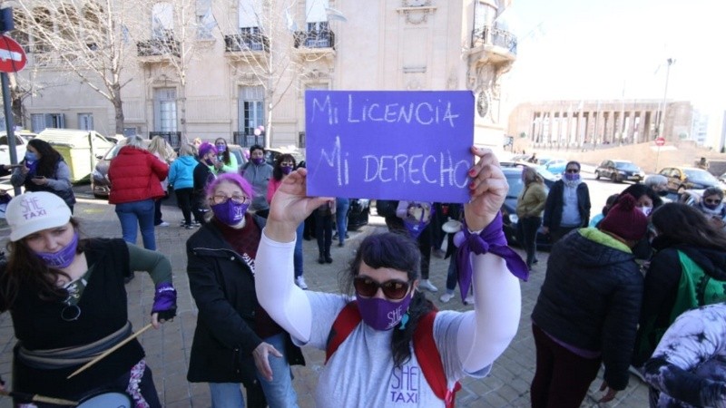 La movilización de mujeres taxistas frente al Concejo Municipal. 