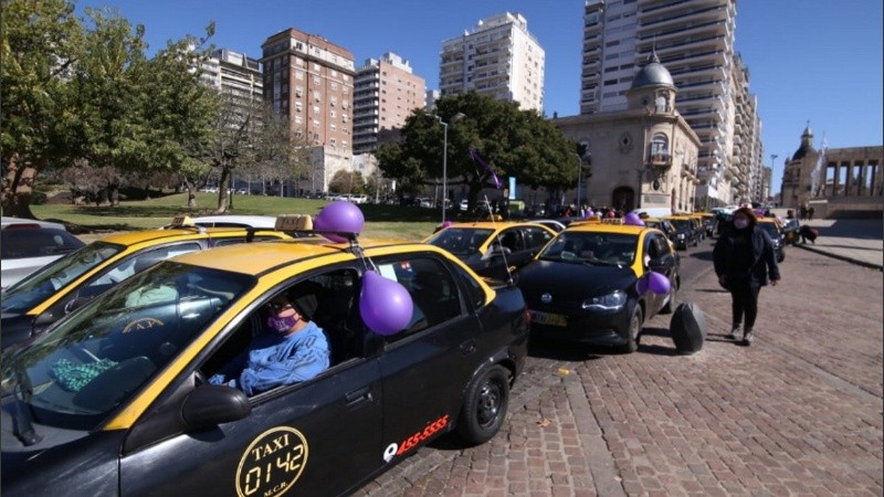 Mujeres taxistas se movilizaron al Concejo Municipal en reclamo de licencias. 