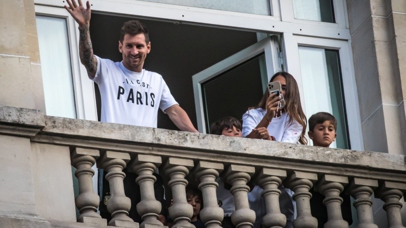 Messi junto a su familia desde el balcón del hotel en París.
