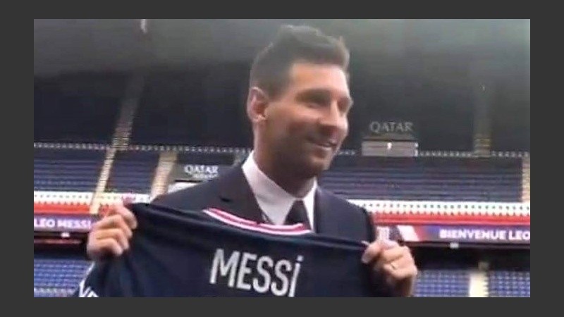 La nueva casaca de Leo. Ya está a la venta.