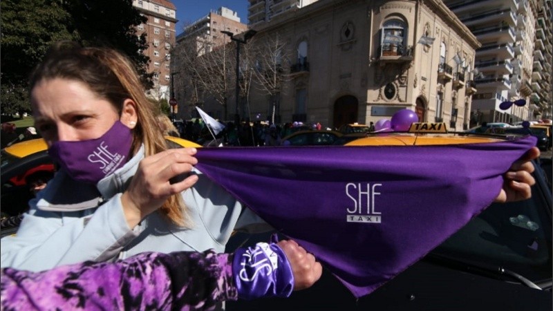 La movilización de las mujeres taxistas en reclamo de licencias llegó al Concejo Municipal.