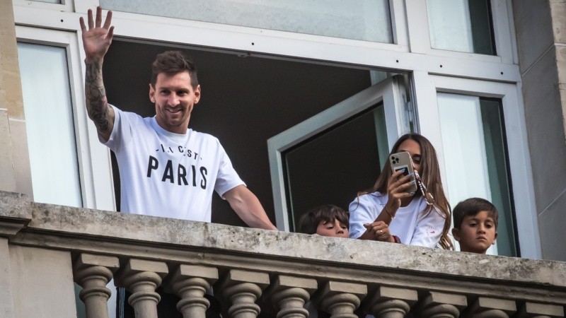Leo saludando desde un balcón de París, junto a Antonela y sus hijos. 