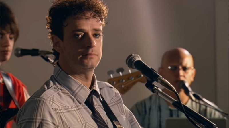 Con camisa de manga corta a rayas, una corbata finita y su guitarra roja de diseño Telecaster, Cerati protagonizó el video filmado con una sola cámara y en cuarenta minutos de trabajo.