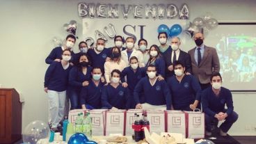 Sus compañeros se encargaron de decorar la pared con globos que formaban la frase "Bienvenida Pau".