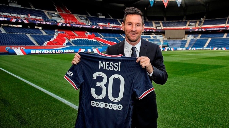 Leo posó con su nueva camiseta en la presentación con el París Saint Germain.