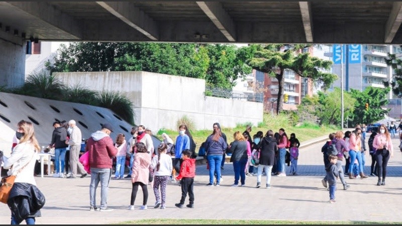 Los visitantes deberán presentar en la puerta de ingreso, el DNI junto al comprobante de reserva de entrada.