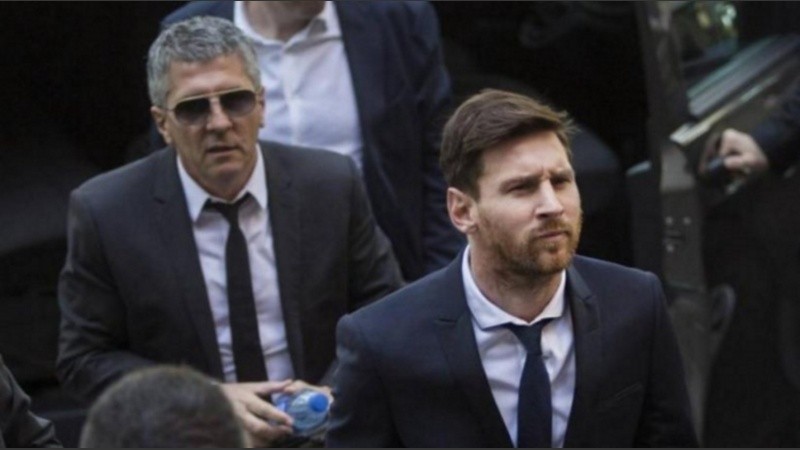Lionel Messi escuchó de boca de su padre que no seguiría en Barcelona.